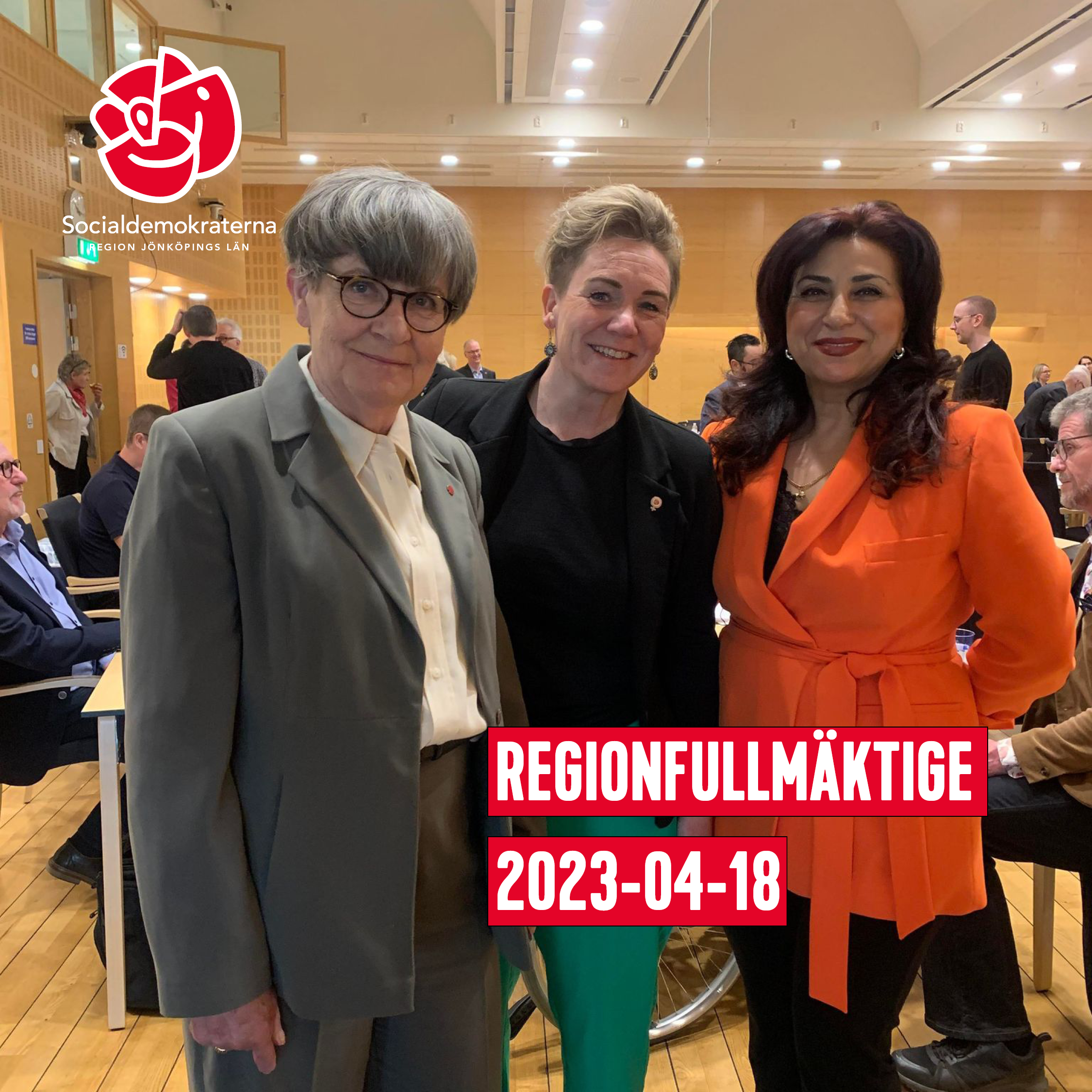 Bild från regionfullmäktige. Ni ser ledamöterna Jeanette Söderström, Liza Oswald och Irada Söderberg.